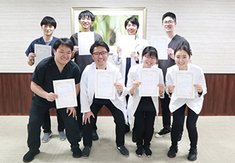 修了証を持って記念写真
