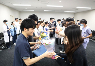 懇親会で花束贈呈