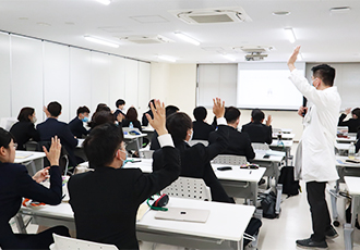 救急科部長・志賀教授によるオリエンテーションの様子