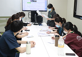 先輩研修医によるオリエンテーションの様子