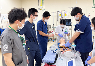 熱心な医学生は大人の心にも火をつける