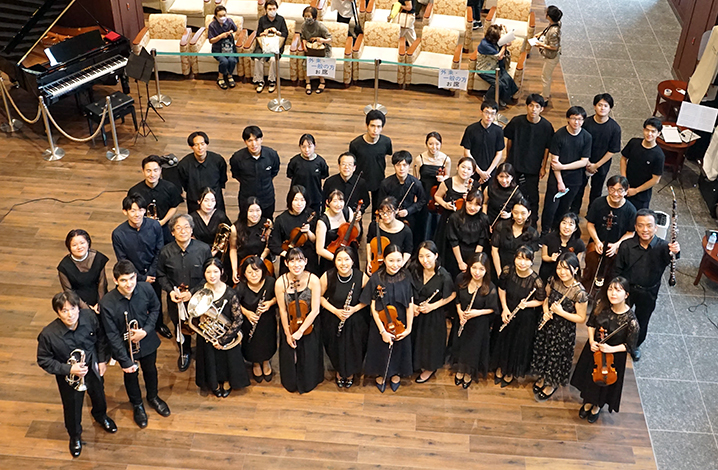 会場設営などで協力してくれたボランティアの学生たちと一緒に