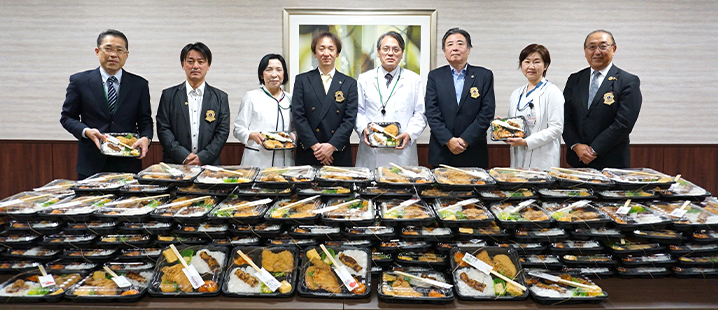 病院長、看護部副部長と紫陽花支部の皆様