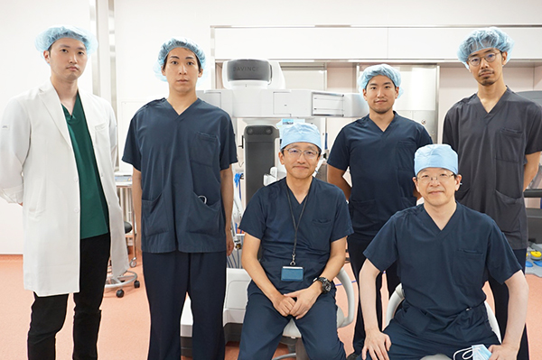 （左から）結城医師、高橋医師、宮﨑教授（代表）、中村医師、井上教授、竹内医師