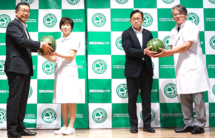 左から根本JA代表理事組合長、伊藤看護部長、五十嵐市長、吉野病院長