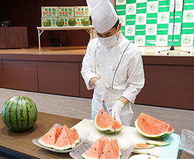 弘冝シェフによるスイカカット