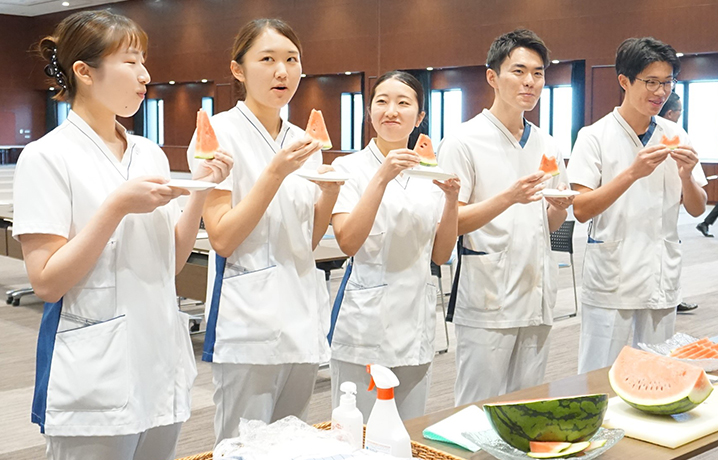 スイカを試食する看護師たち