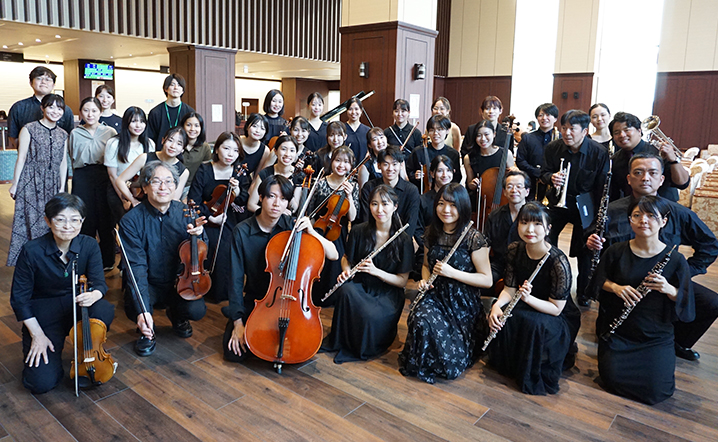 会場設営などで協力してくれたボランティアの学生たちと一緒に