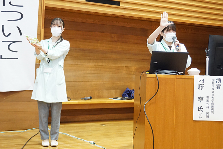 松井管理栄養士（写真右）の講演